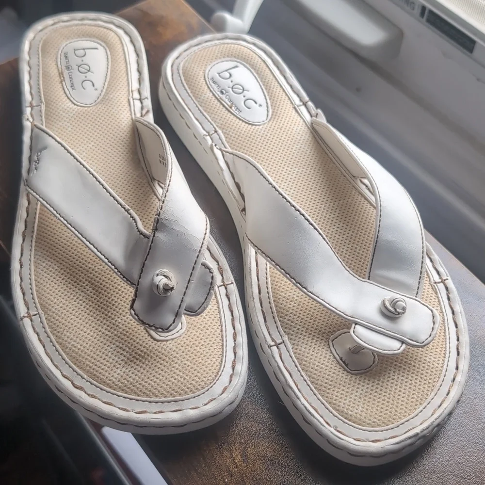 B.o.c Women's Size 8 White Leather Slip-On Flat Sandals / Flip Flops